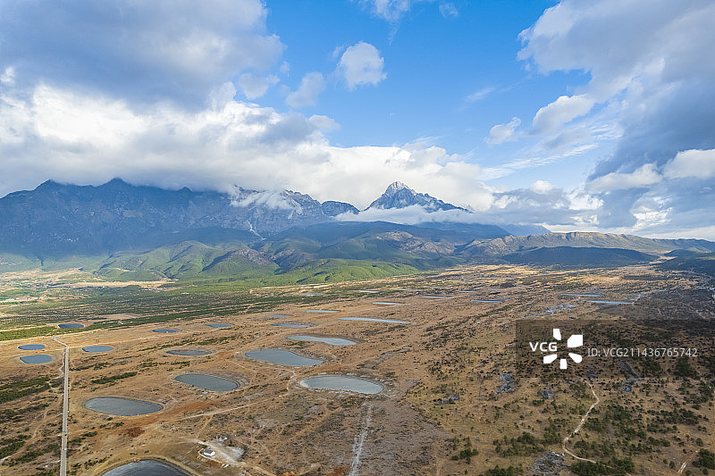 云南丽江东巴谷玉龙雪山自然风光航拍图片素材