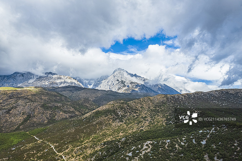 云南丽江东巴谷玉龙雪山自然风光航拍图片素材