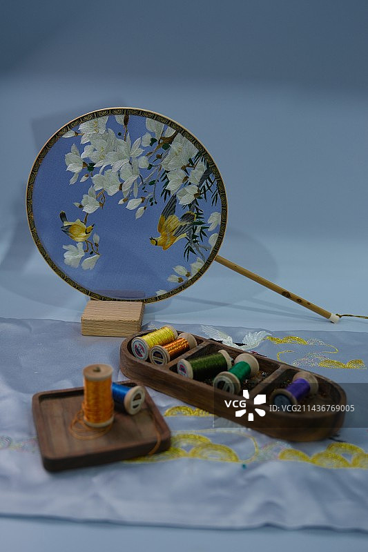 丝绸刺绣面扇子针线摆件图片素材