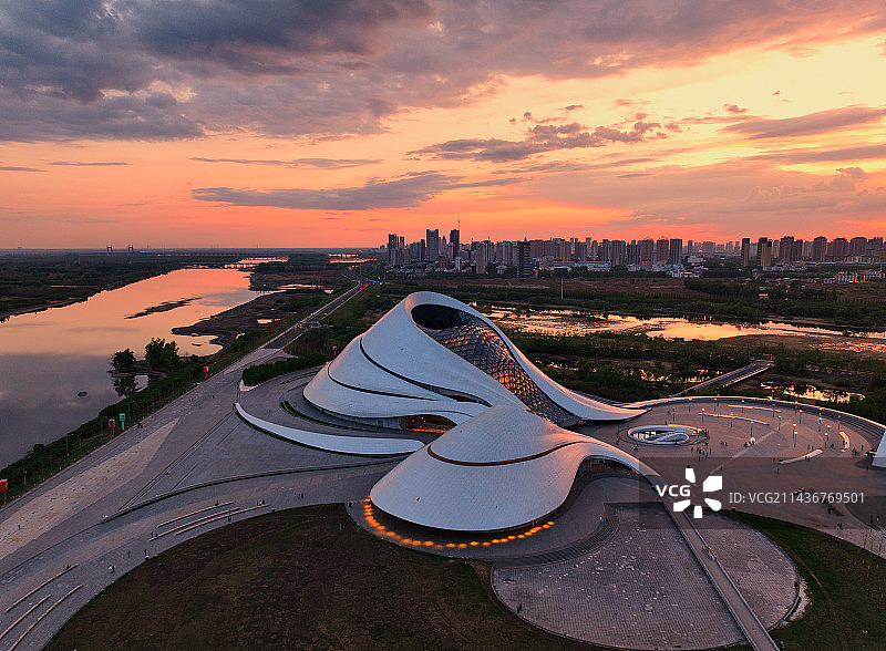 夕阳下的哈尔滨大剧院图片素材