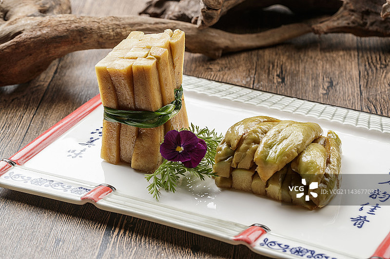 精美瓷餐具装的腌渍佛手瓜图片素材