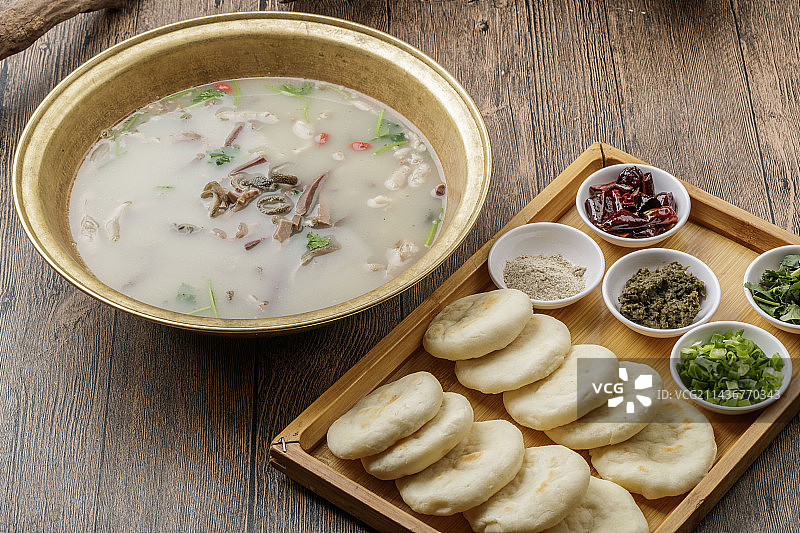 铁盆羊杂配白吉馍（羊汤）图片素材