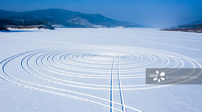 雪原轨迹图片素材