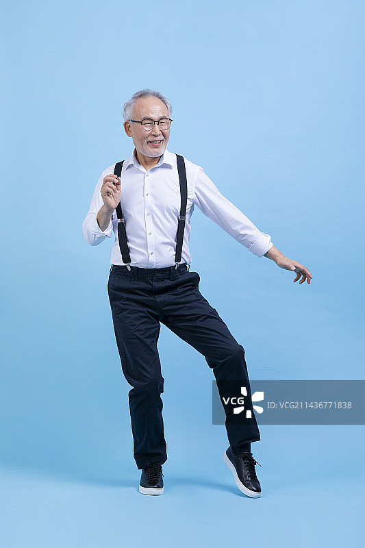 充满活力的中老年韩裔亚裔男子跳舞图片素材