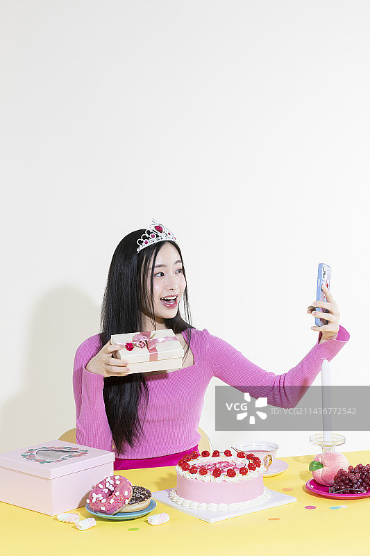 韩系可爱女生生日派对y2k粉色复古概念照图片素材