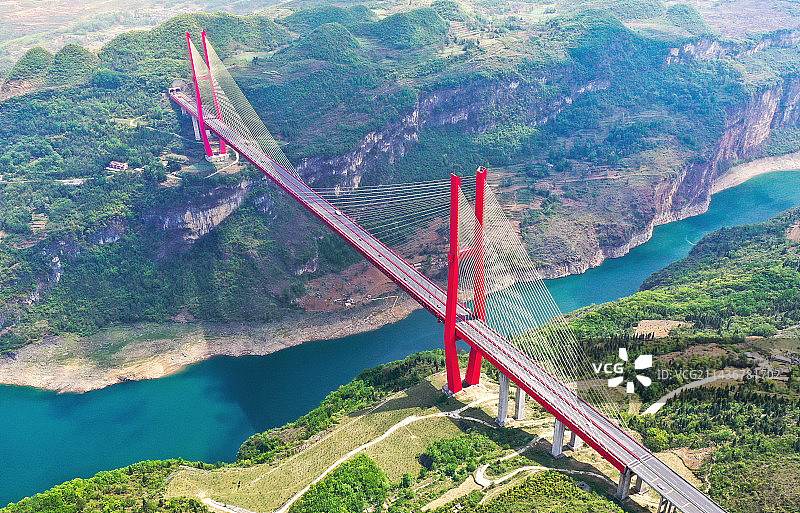 航拍贵州鸭池河大桥横跨超400米的深峡，如巨龙横亘山间，构成了一幅气势磅礴、荡气回肠的壮美景色。图片素材