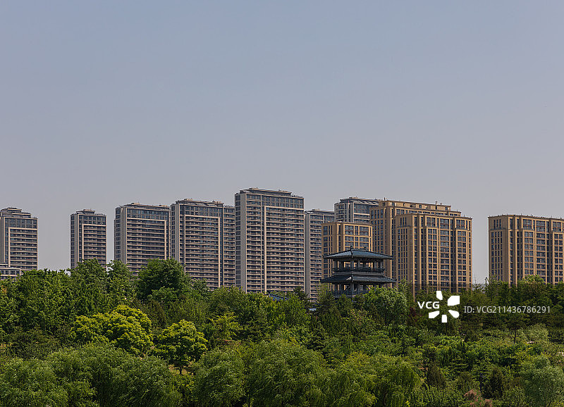 淄博齐盛湖公园一角与城市高楼图片素材