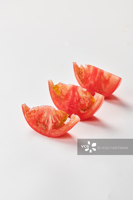 白色背景上的新鲜番茄西红柿切半特写镜头图片素材