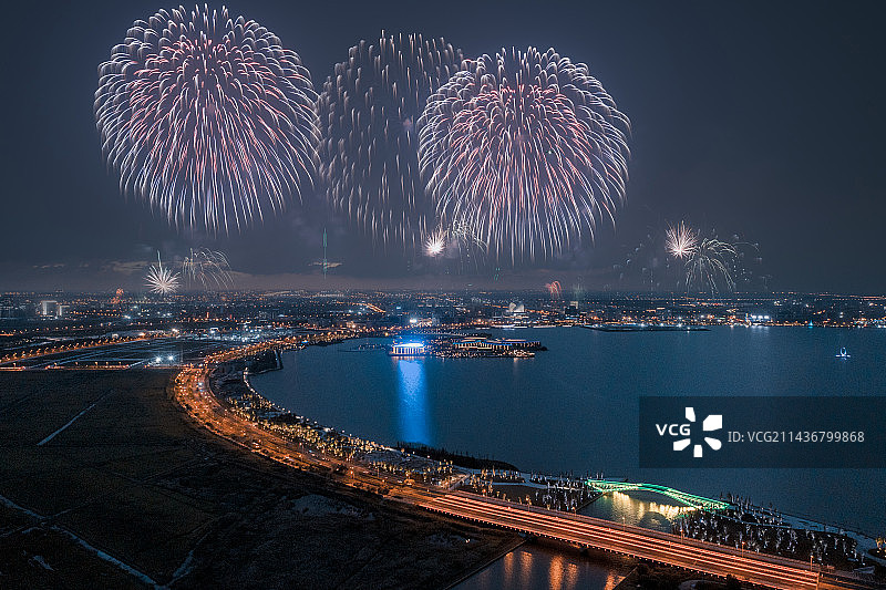航拍上海市浦东新区临港新城滴水湖景区烟花秀图片素材