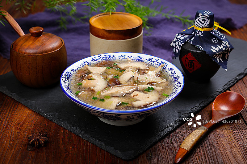 特色农家菜香菇煮肉片汤图片素材