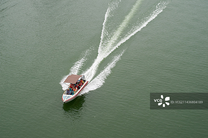 江上飞舟图片素材