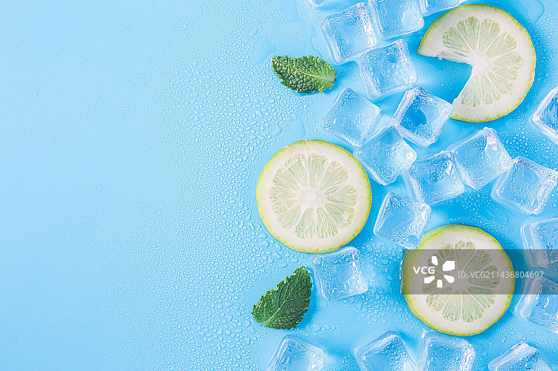 冰凉清爽的冰块与柠檬片图片素材