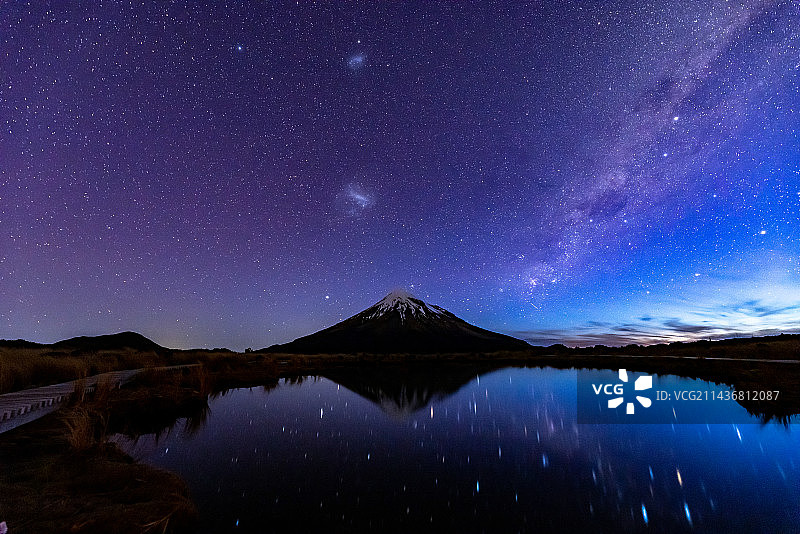 夜幕下的塔拉纳基山图片素材