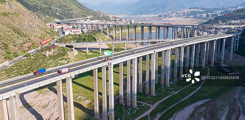 四川雅安汉源县流沙河，大渡河水退却后的河床图片素材