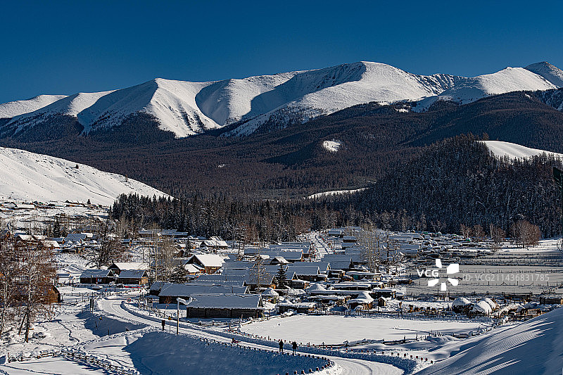 雪中的阿勒泰白哈巴村图片素材