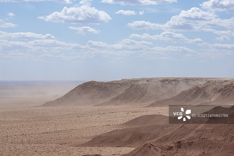 沙漠戈壁被风吹后的扬起的沙尘图片素材
