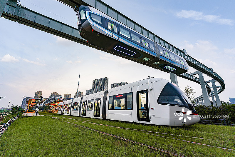武汉市光谷空轨光子号与有轨电车交汇图片素材