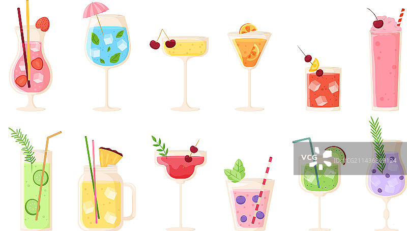 夏季饮品：含糖水果和酒精鸡尾酒图片素材
