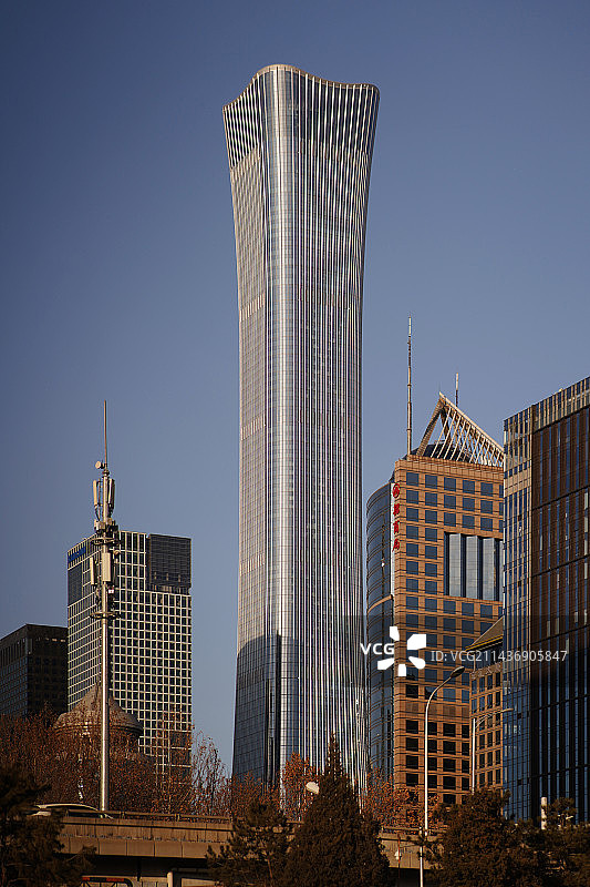 中信大厦与前景建筑合影图片素材