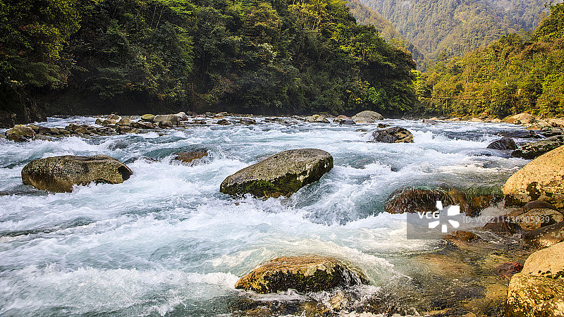 神秘的独龙江峡谷图片素材