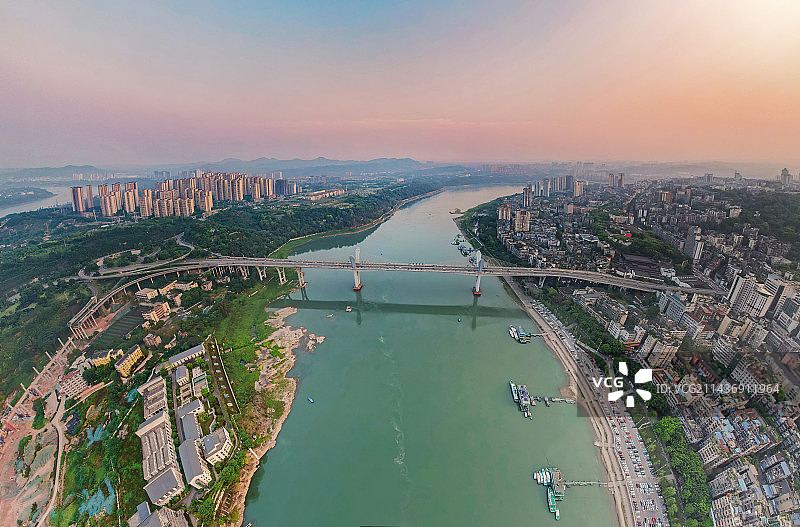 俯瞰四川泸州的国窖长江大桥和城市风景图片素材