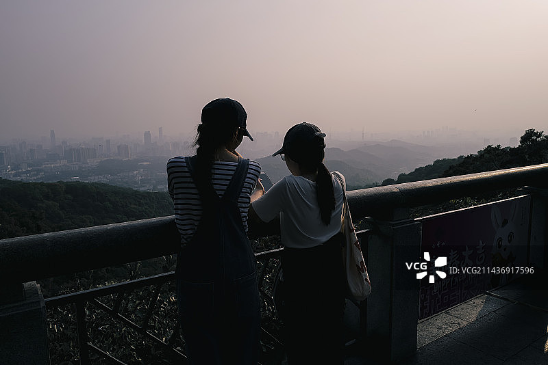 白云山观景台上的游客图片素材