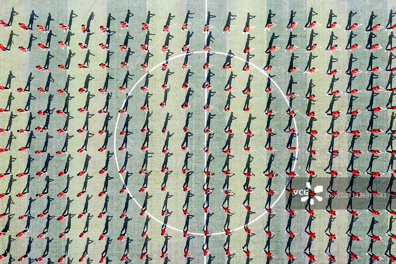 航拍操场上的体操表演图片素材