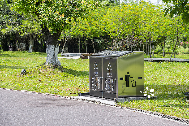 公园路边的垃圾桶图片素材