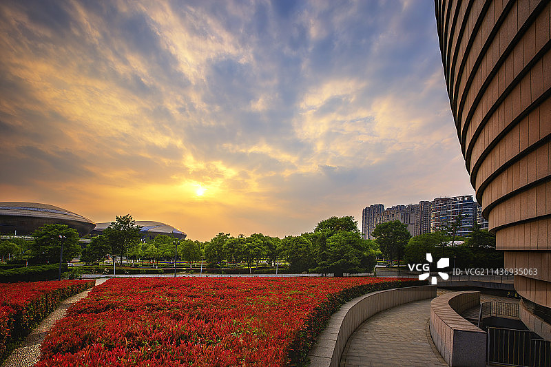 傍晚日落前的光影中的江苏大剧院和基督教圣训堂+南京图片素材