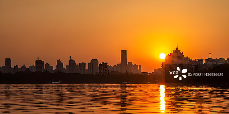 武汉东湖城市天际线图片素材