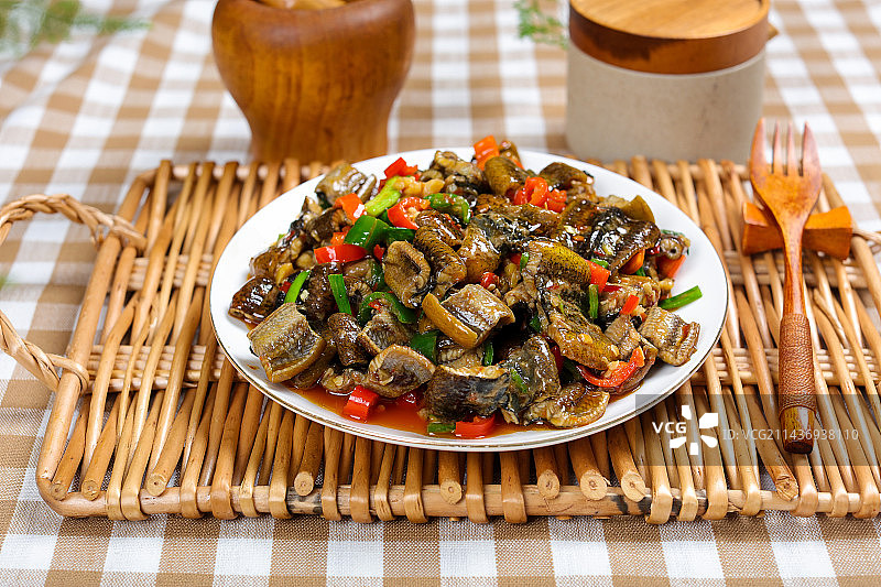 香辣美味下酒菜辣炒黄鳝段图片素材