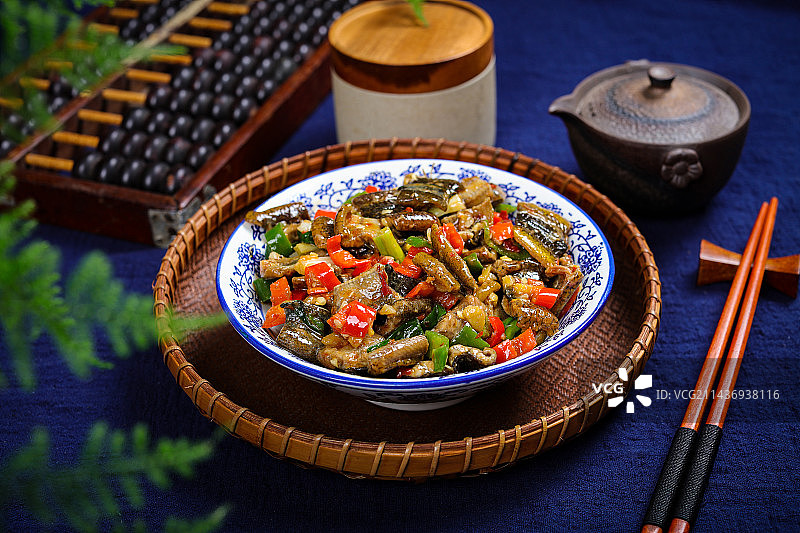 香辣美味下酒菜辣炒黄鳝段图片素材