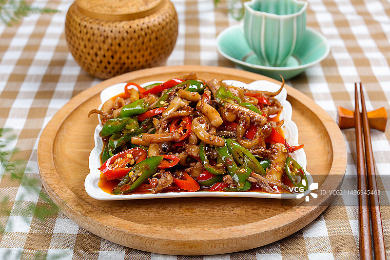 特色炒海鲜下酒菜辣椒炒鱿鱼须图片素材