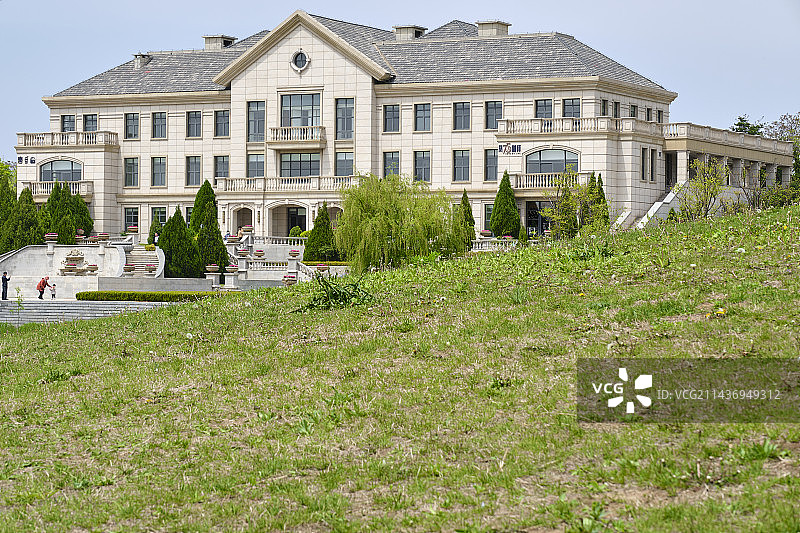 烟台植物园的草坪和中心建筑图片素材