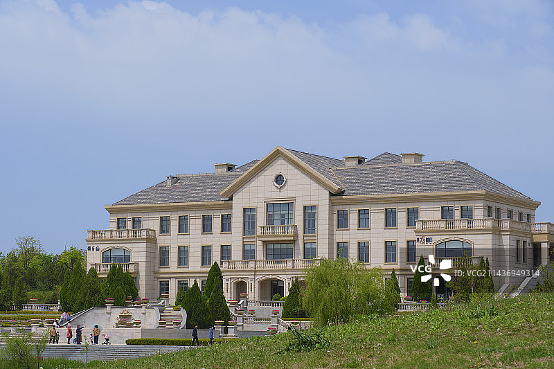 烟台植物园的草坪和中心建筑图片素材