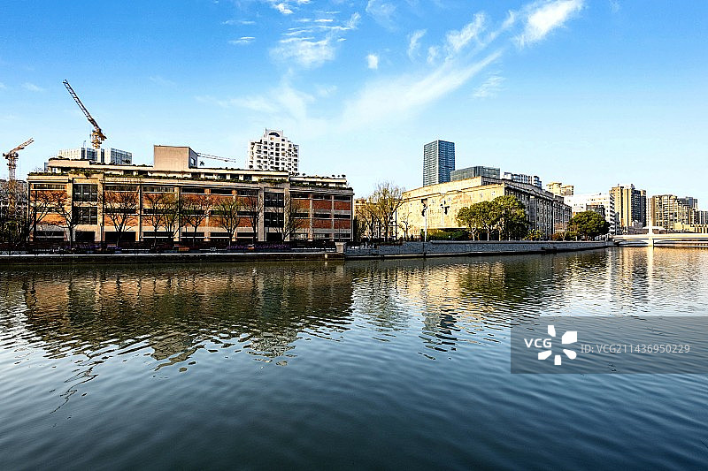 晴朗天气蓝天白云背景下的上海苏州河畔上海四行仓库抗战纪念馆建筑倒影景观图片素材