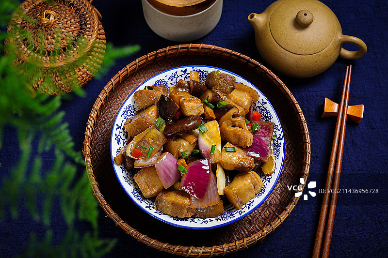 美味特色菜洋葱香菇焖五花肉图片素材
