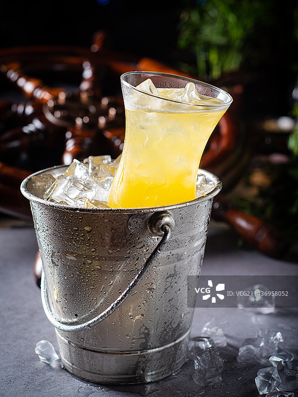 冰桶里的冰镇饮品图片素材