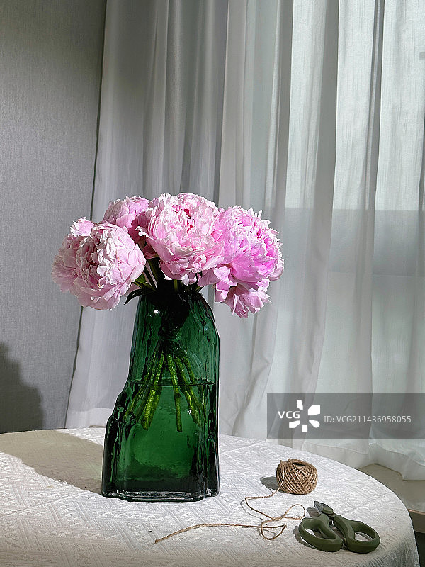 绿色山形瓶里的粉色芍药花图片素材