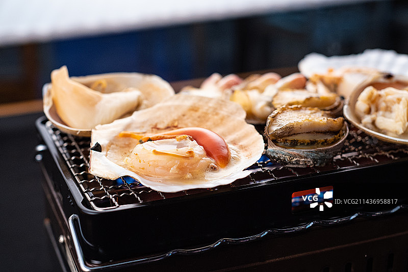 烧烤炉上的扇贝海鲜大餐图片素材