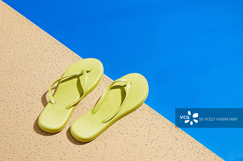 夏日泳池边的拖鞋图片素材