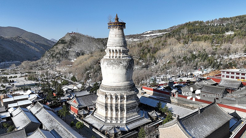 山西忻州市五台山塔院寺大白塔雪景航拍图片素材
