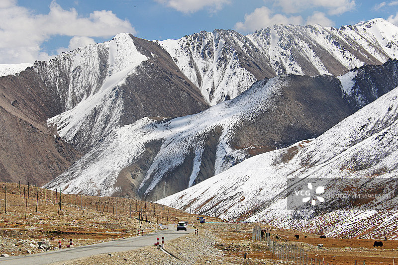 红旗拉普口岸的雪山群图片素材