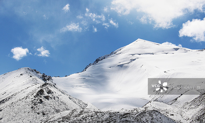 红旗拉普口岸的雪山群图片素材