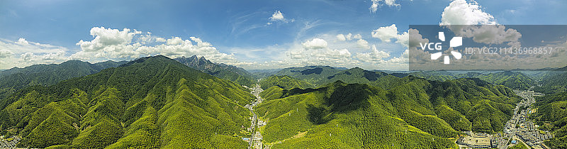 蓝天白云下的黟县图片素材