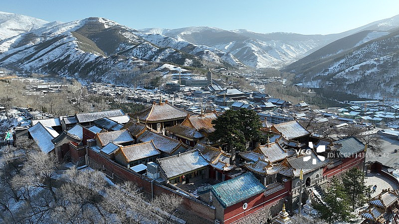 山西忻州市五台山菩萨顶雪景航拍图片素材