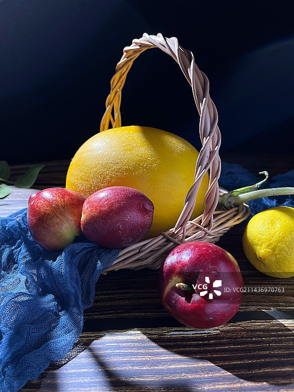 桌上篮子里的新鲜水果图片素材