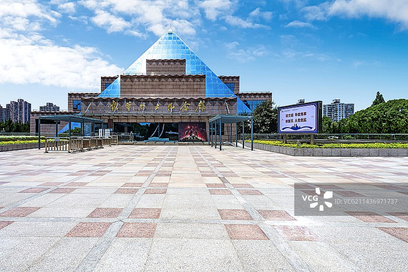 蓝天白云绿树背景映衬下的上海徐汇龙华烈士陵园爱国主义教育基地龙华烈士纪念馆建筑特写镜头图片素材