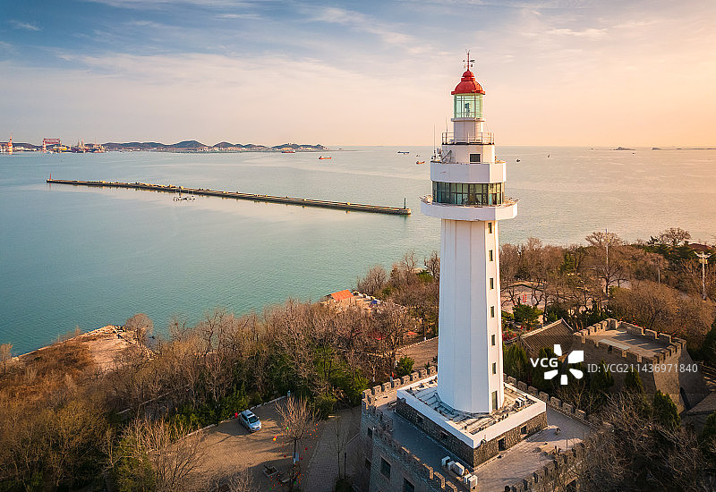 山东烟台市烟台山灯塔城市建筑天际线图片素材