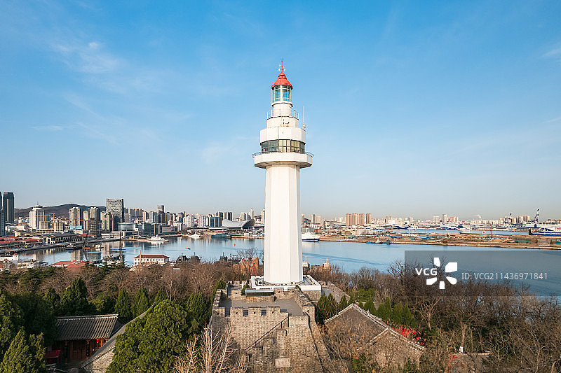 山东烟台市烟台山灯塔城市建筑天际线图片素材